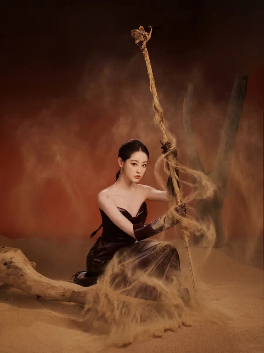 祝绪丹穿深棕皮裙配长手套又美又飒尽显轻熟魅力
