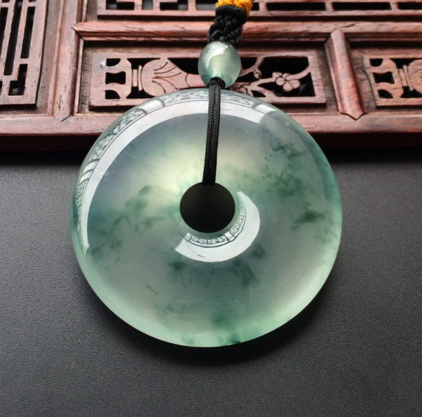 翡翠平安扣因其独特的象征意义备受推崇，但你知道佩戴它时有哪些禁忌吗？