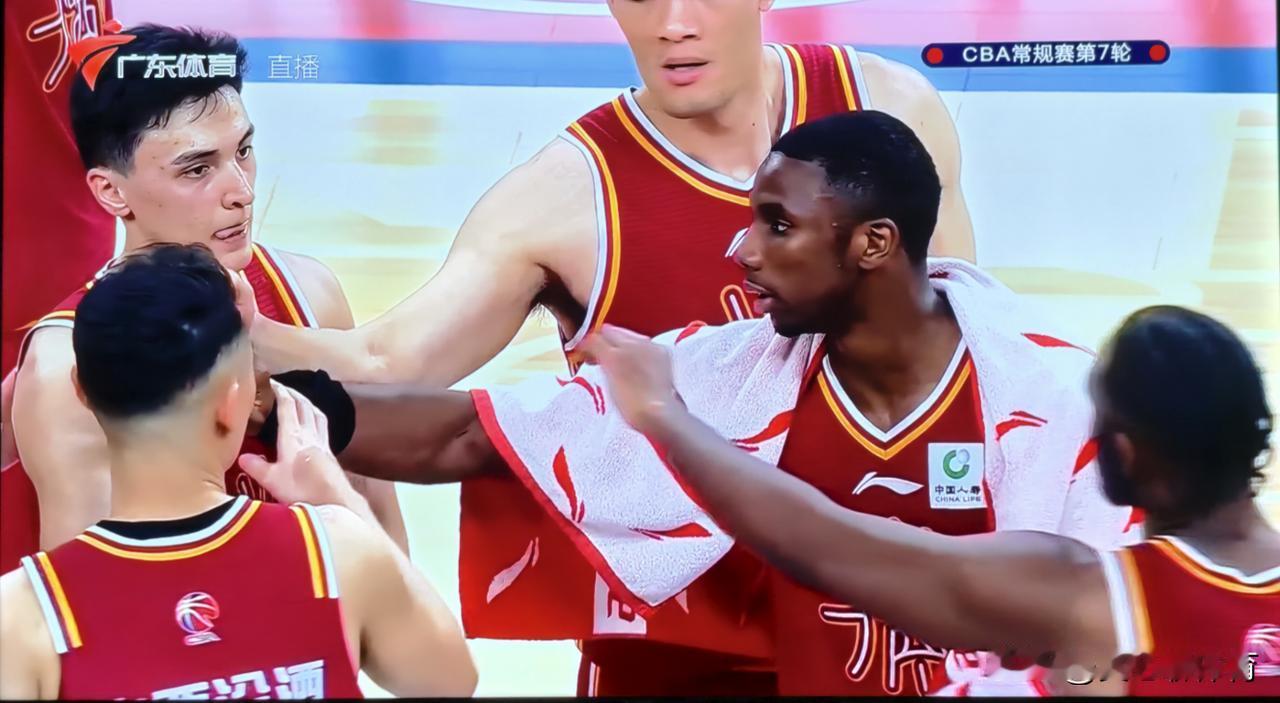 不得不承认的是，广东东阳光取得赛季7连胜归结于以下几点[大笑][大笑][大笑]