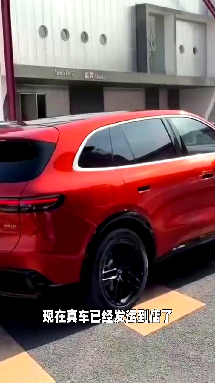 不得不说，赛力斯这速度真是绝了，前脚刚宣布问界M6，后脚真车就直接拉到店里了，跟