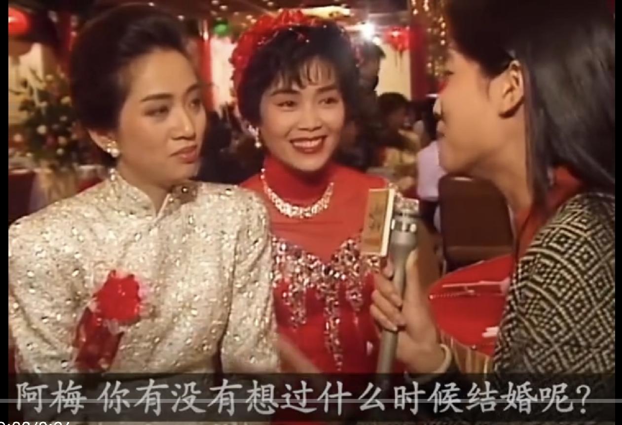 梅艳芳在姐姐梅爱芳的婚礼上，忙前又忙后，既是伴娘又招待宾客还接受采访。新娘子梅
