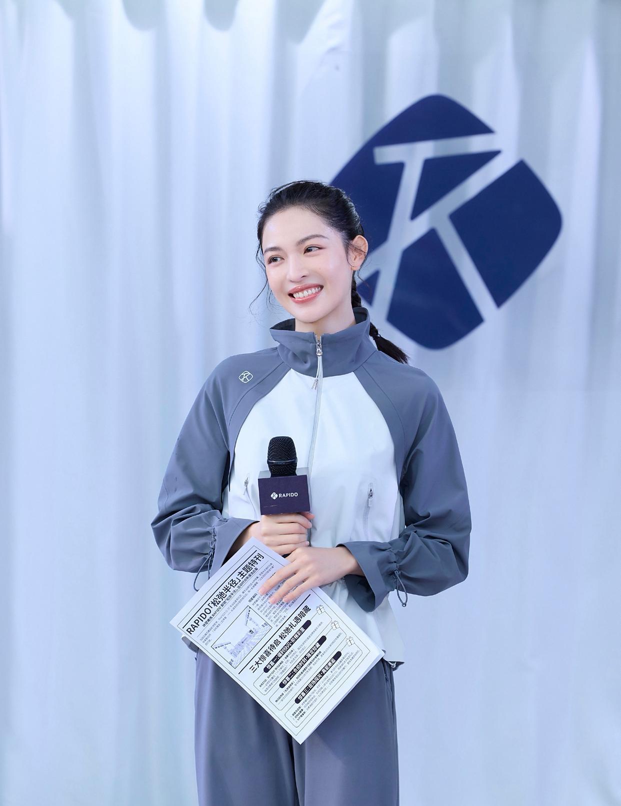 身为品牌代言人的钟楚曦出席活动，褪出华丽礼服，身着一身休闲运动装也很美。钟楚曦经