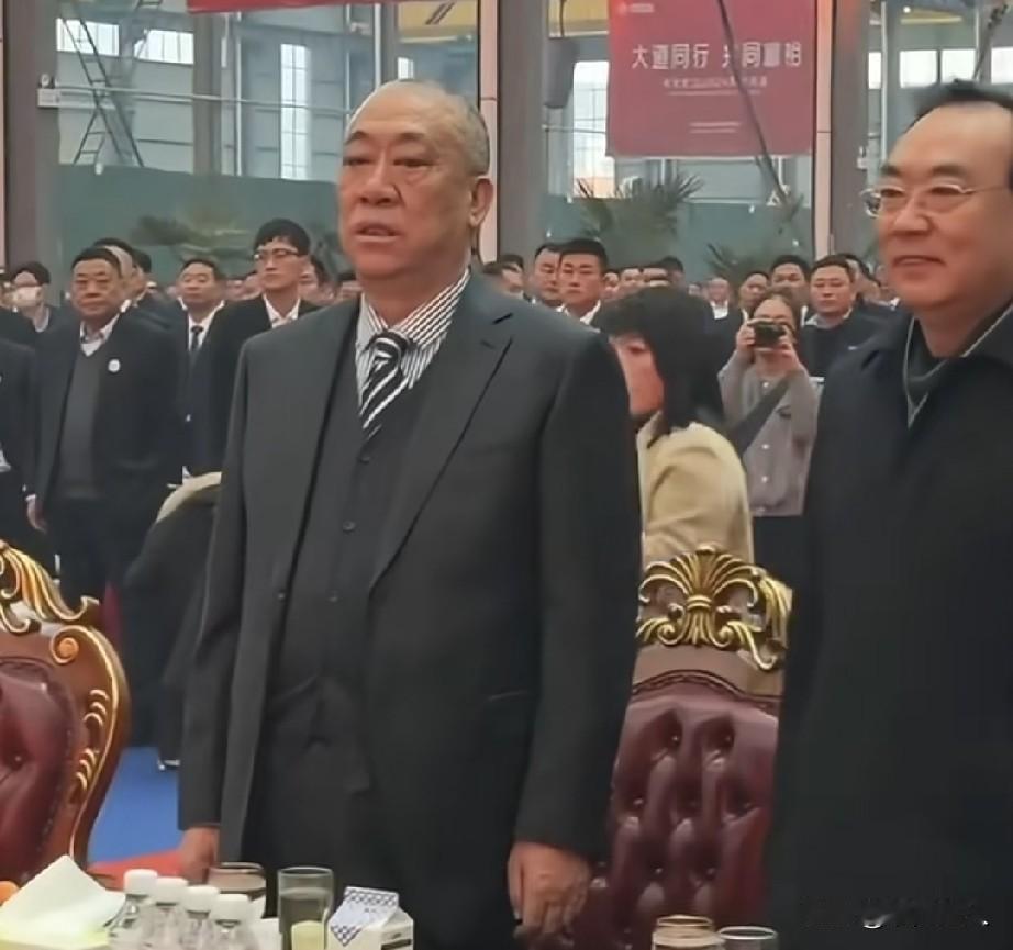 从借35元卖眼镜到年产值112亿，崔培军这36年是怎么走的？1965年生在河