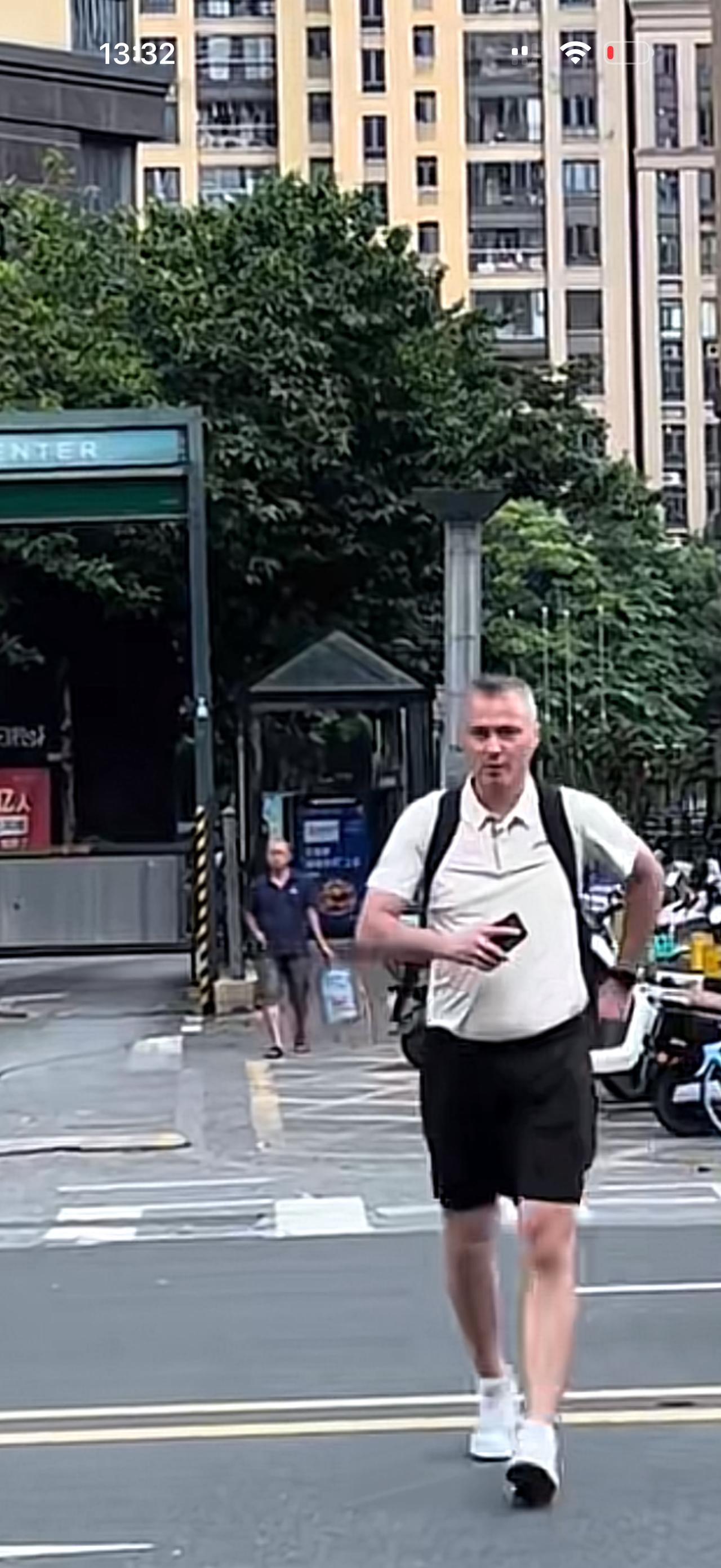 来了！来了！广东宏远的主帅雅科夫列维奇终于到了，很多事情等着他定呢！广东宏远