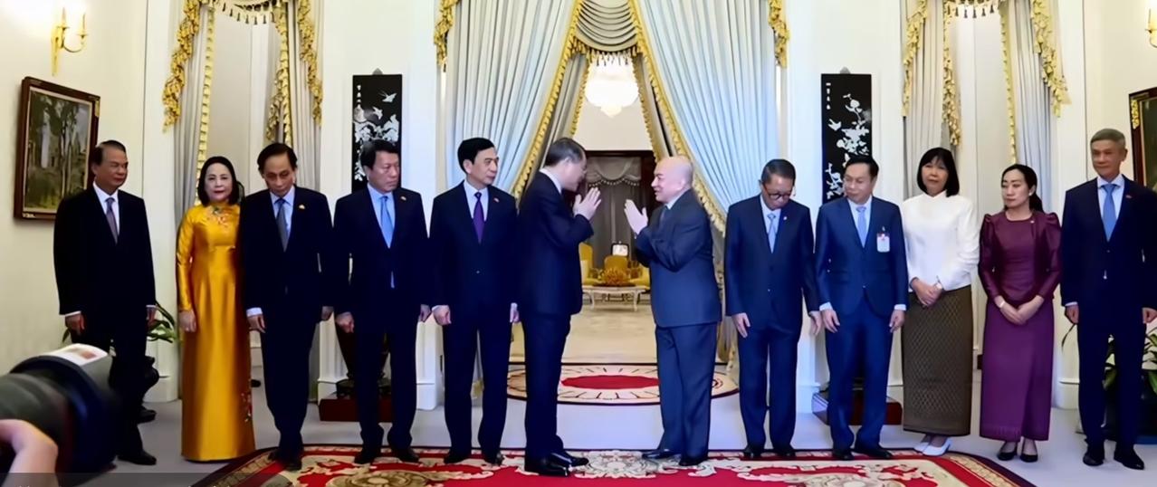 柬埔寨国王西哈莫尼会见到访金边的黎明兴一行。