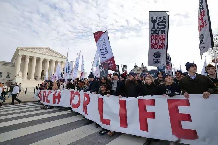 美国保守派和自由派的生育率存在巨大差距——自由派几乎不生孩子，而保守派却逆生育率