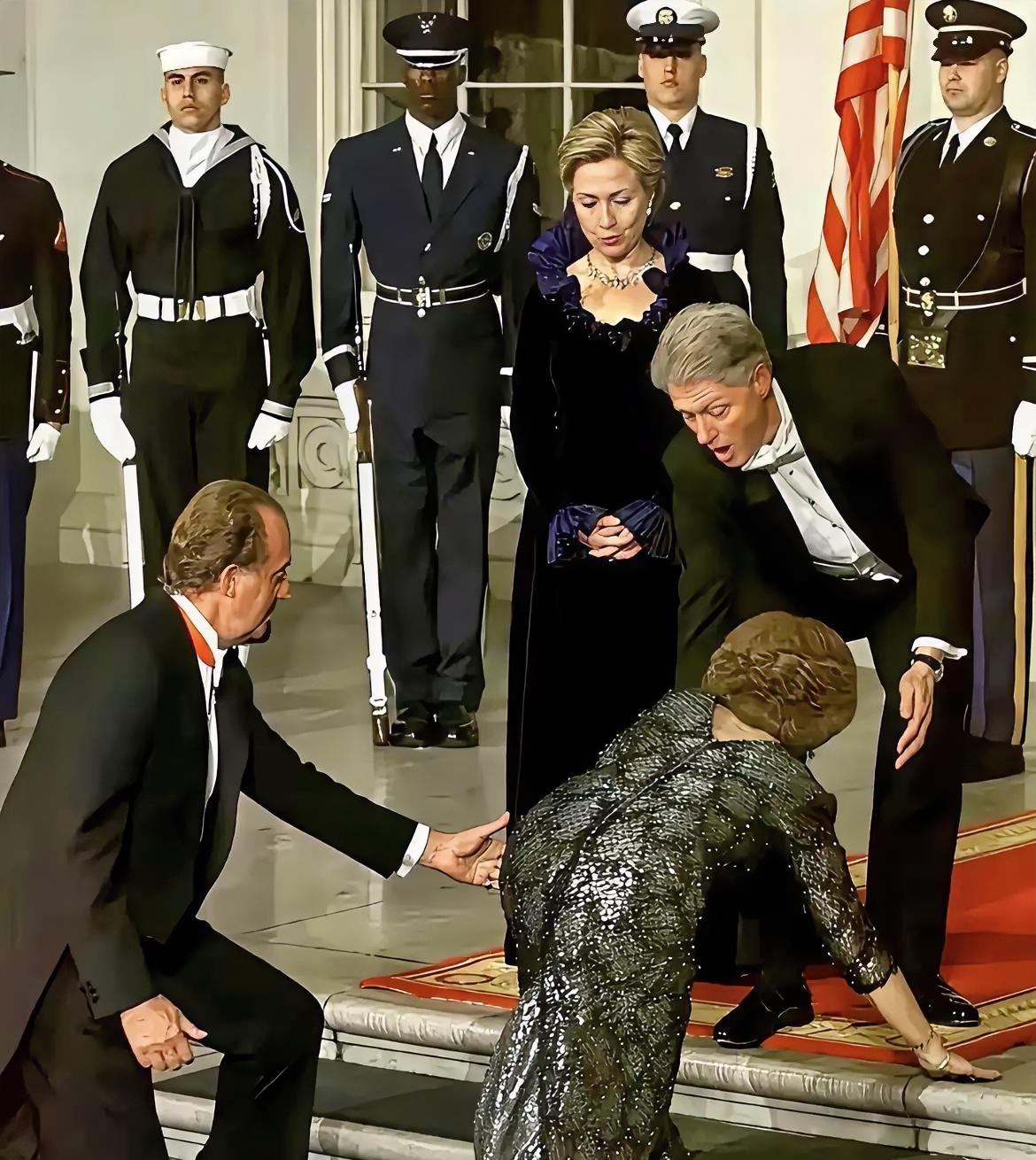 “事不关己高高挂起”，一个操作，希拉里“完美”诠释了她的格局！1998年，西班