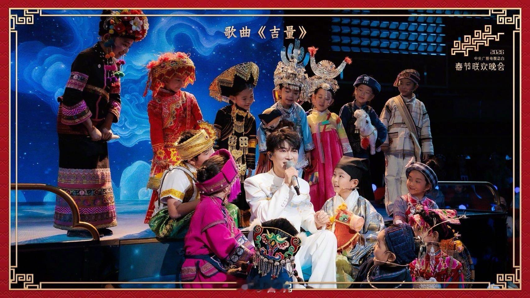 这是小朋友那谁是周深莫名其妙被网友戳中笑点！周深跟小朋友们的舞台，小朋友们身穿