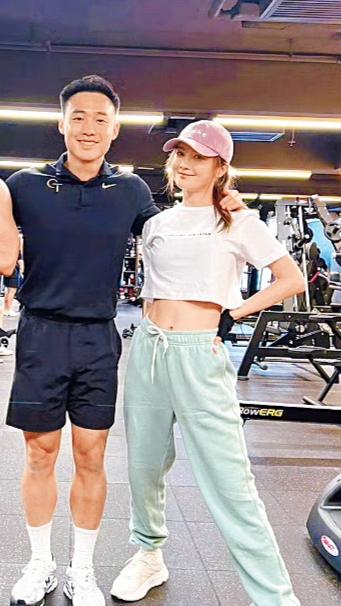 大明星爱上健身教练！一起穿拖鞋逛平价超市、去茶餐厅吃鱼蛋、坐地铁，一起爬山一起健