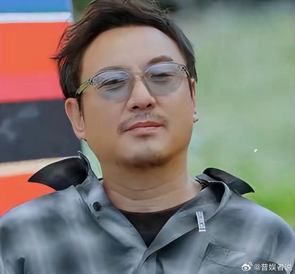 那一脚踹下去，整个娱乐圈都静了。不是演戏，沈腾真把王安宇踢出了镜头。王老吉洒了一