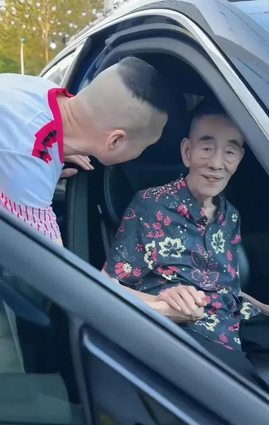 出门没捡到钱，就算是丢。只要有三寸。气在，捞到啥算啥，杨老爷子又出发了。