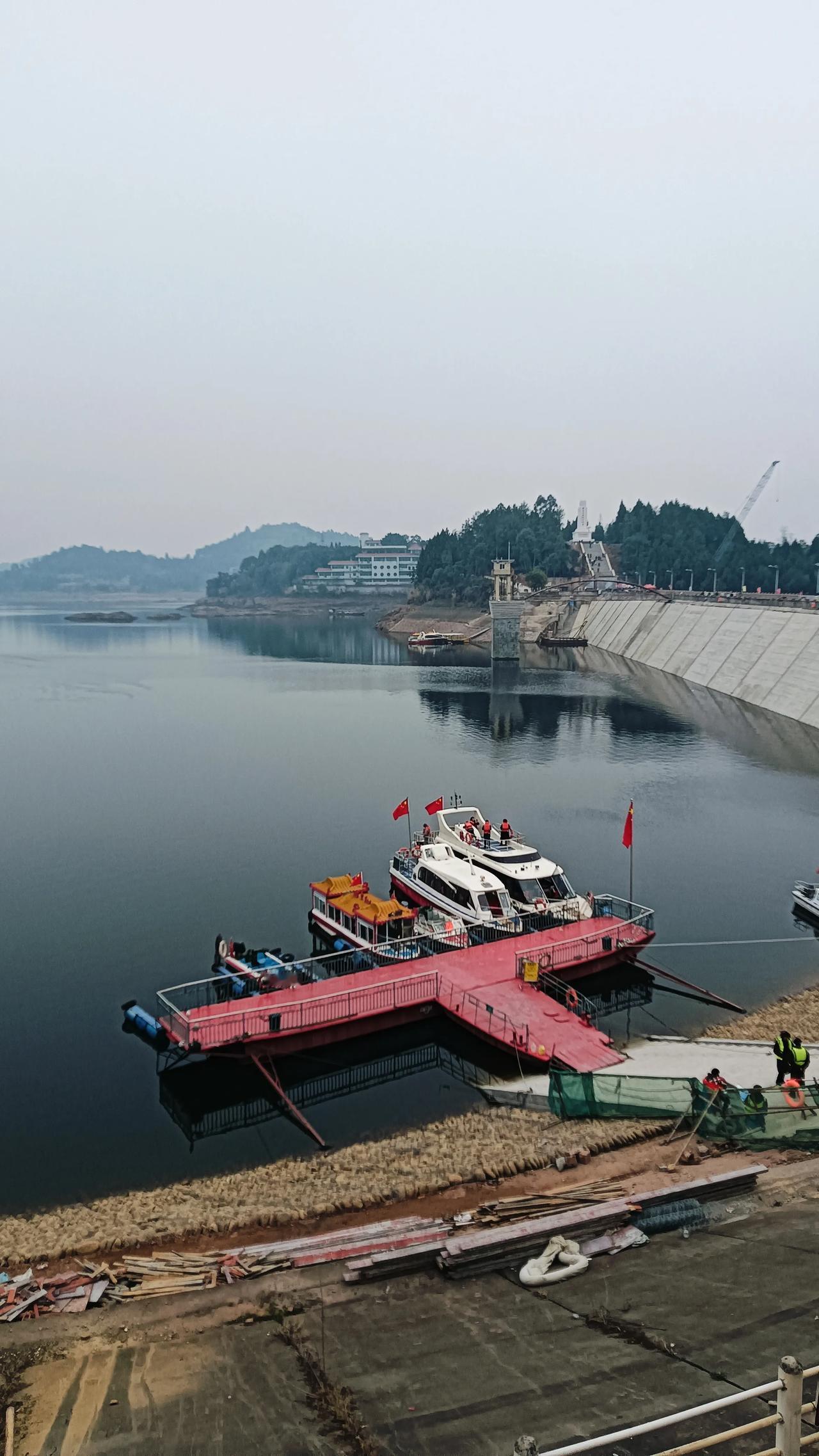 大年初二，去了一趟鲁班湖，家乡比较知名的旅游景点就只有郪江古镇、云台观、鲁班湖。