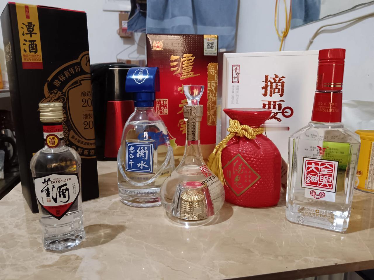 过年了，今天去岳父家吃年夜饭，茅台和五粮液买不起，我用数量来堆砌，拿了8瓶酒，你