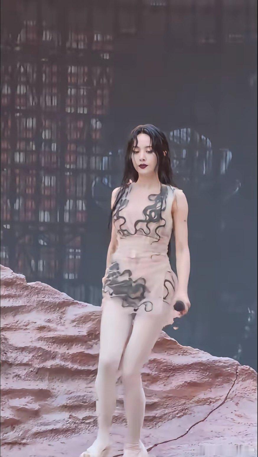 蔡依林，不得不说每次演唱会，不管从着装还是道具，都是用了心的。