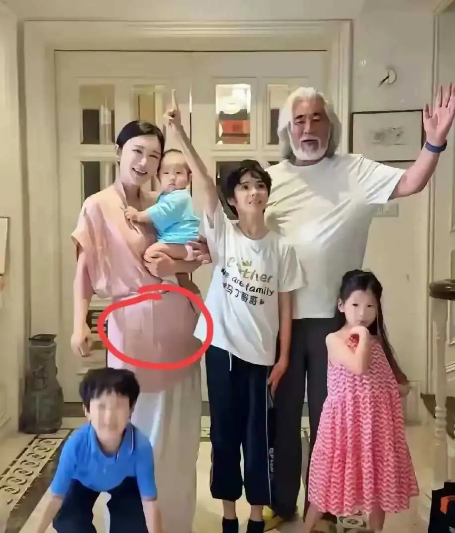 74岁的张纪中可能又要当爹，杜星霖女士小肚微微凸起，似已有孕