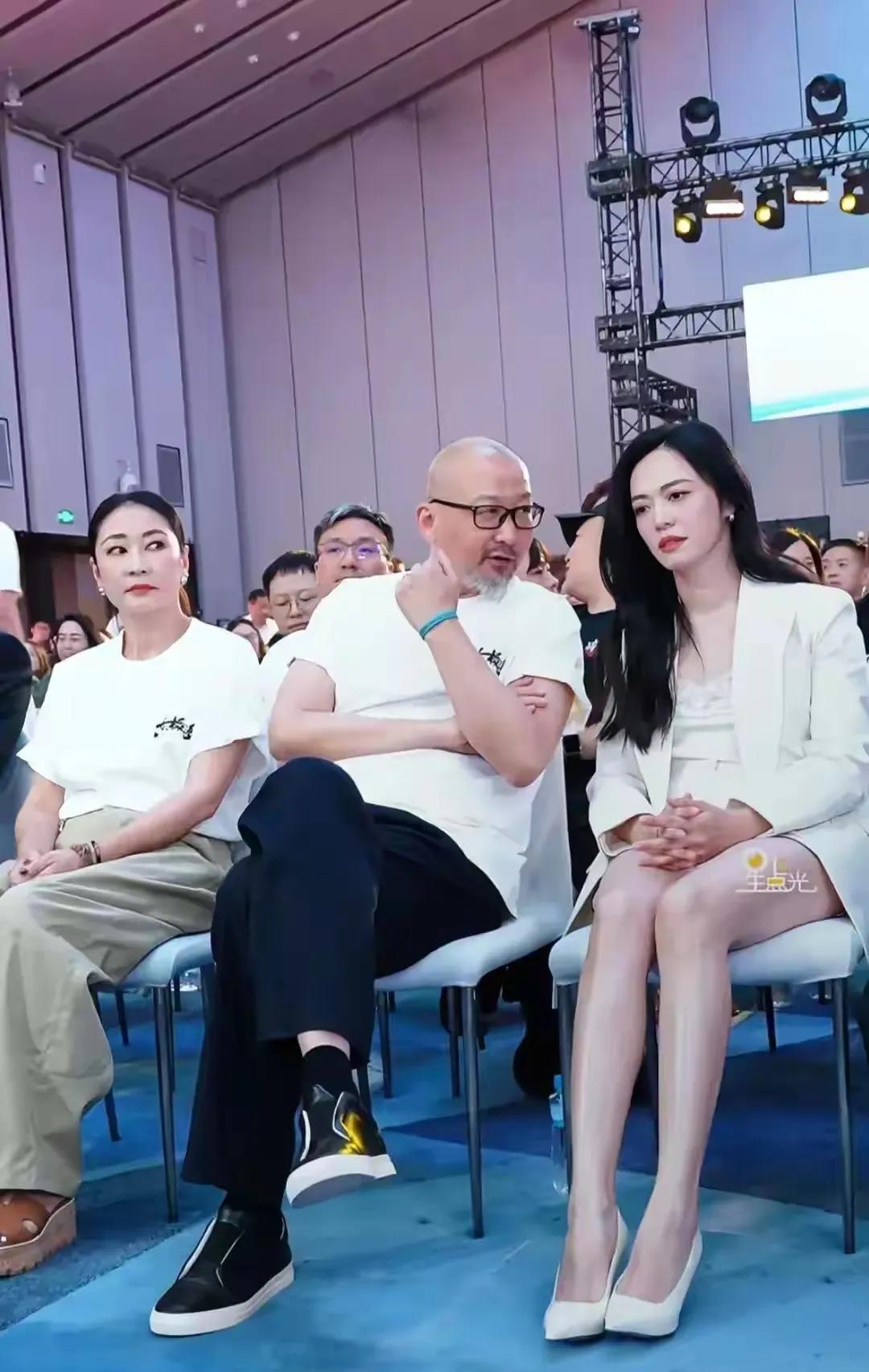 这三人并排坐看梁静的眼神都能“刀”人了管虎毫无察觉也不知道在聊什么姚晨一