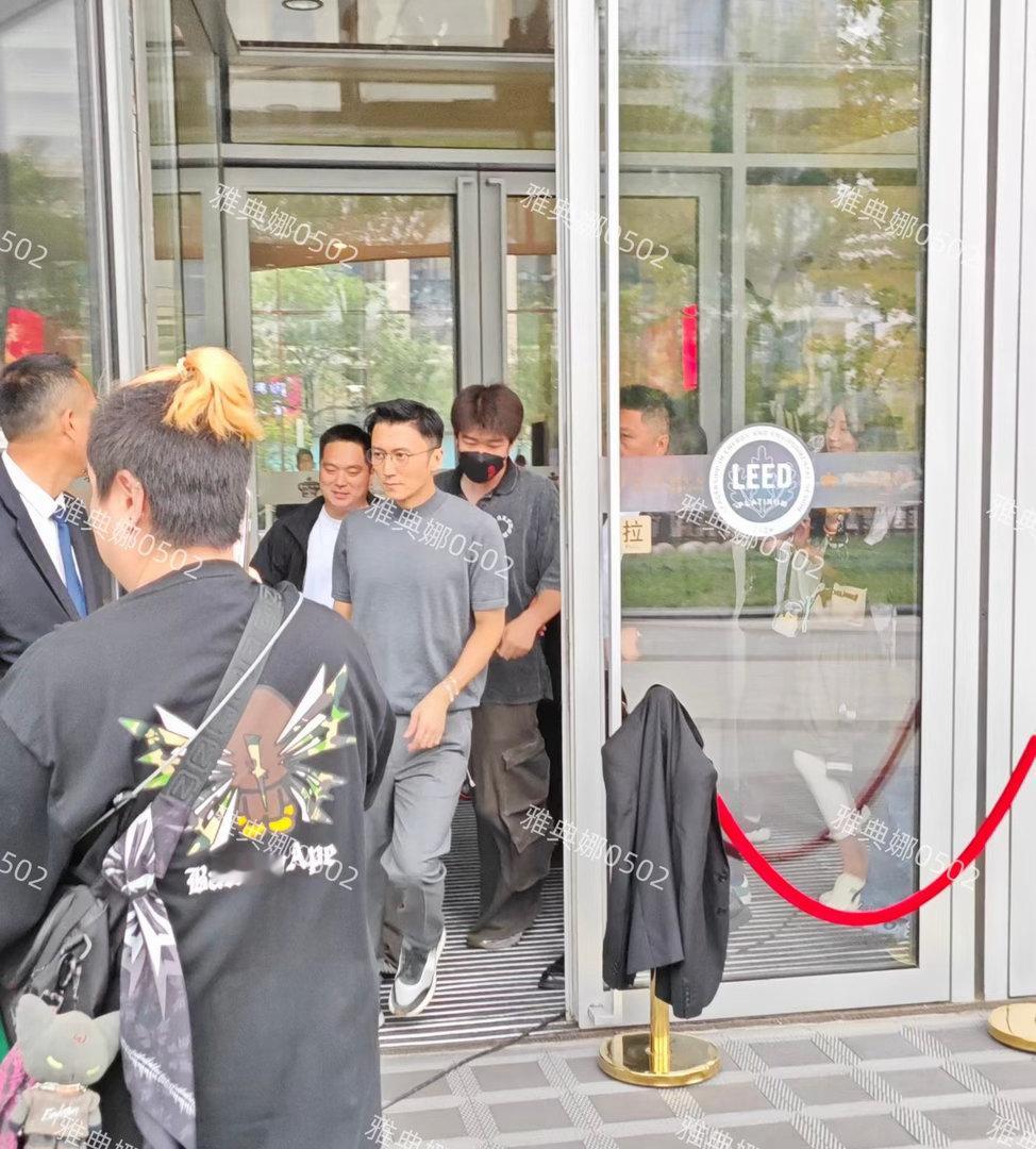 谢霆锋本人没有想象的那么年轻帅气，不仅个子很矮身材瘦小，连头发也变得很稀疏都能看