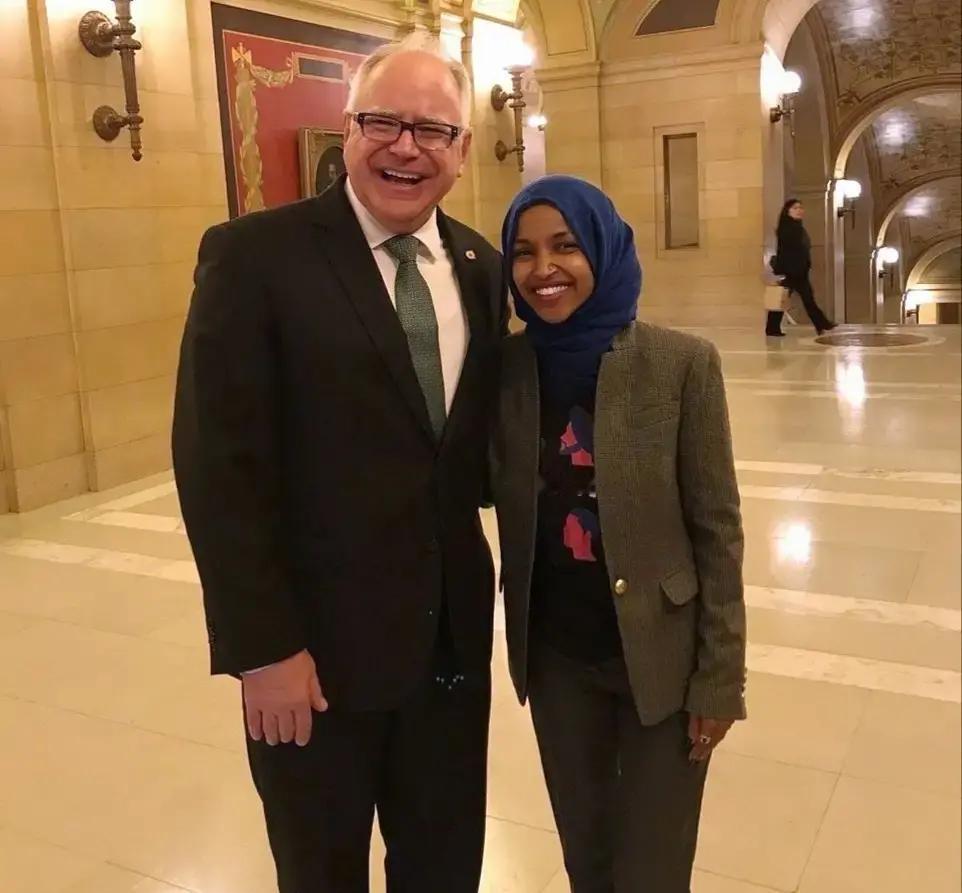 一场围绕明尼苏达的政治风暴正在加速。上周日，明州一座教堂外爆发反移民和反I