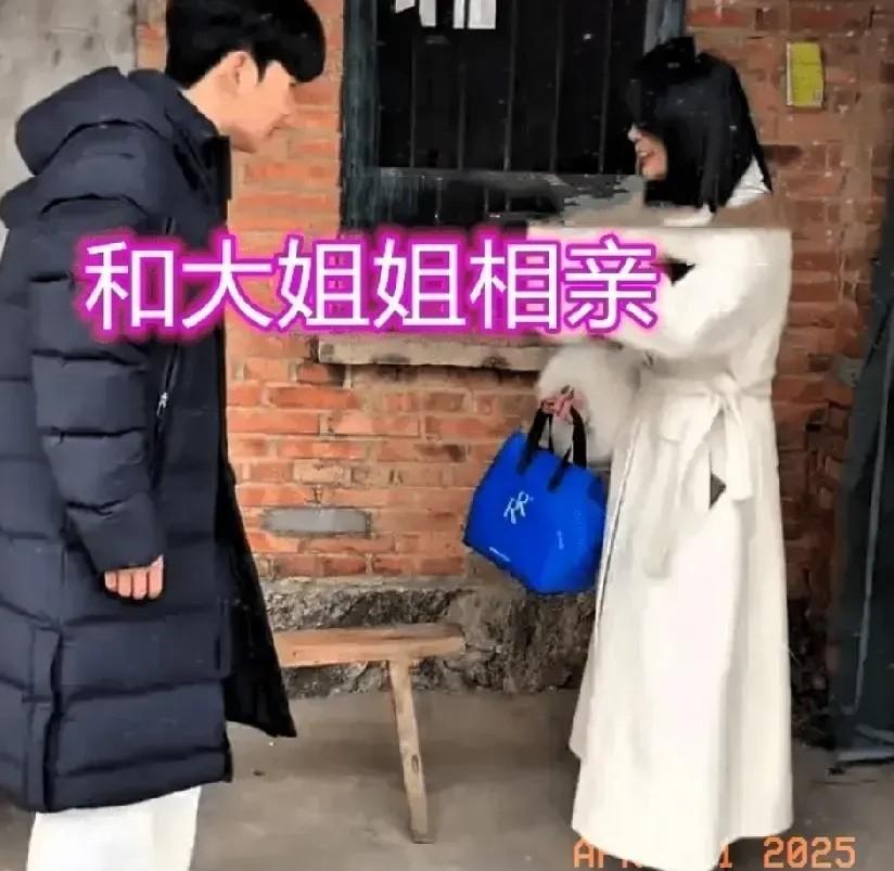 一个21岁帅气小伙和一个30岁漂亮姑娘相亲。见面后，小伙子一见钟情，直接搂抱并亲