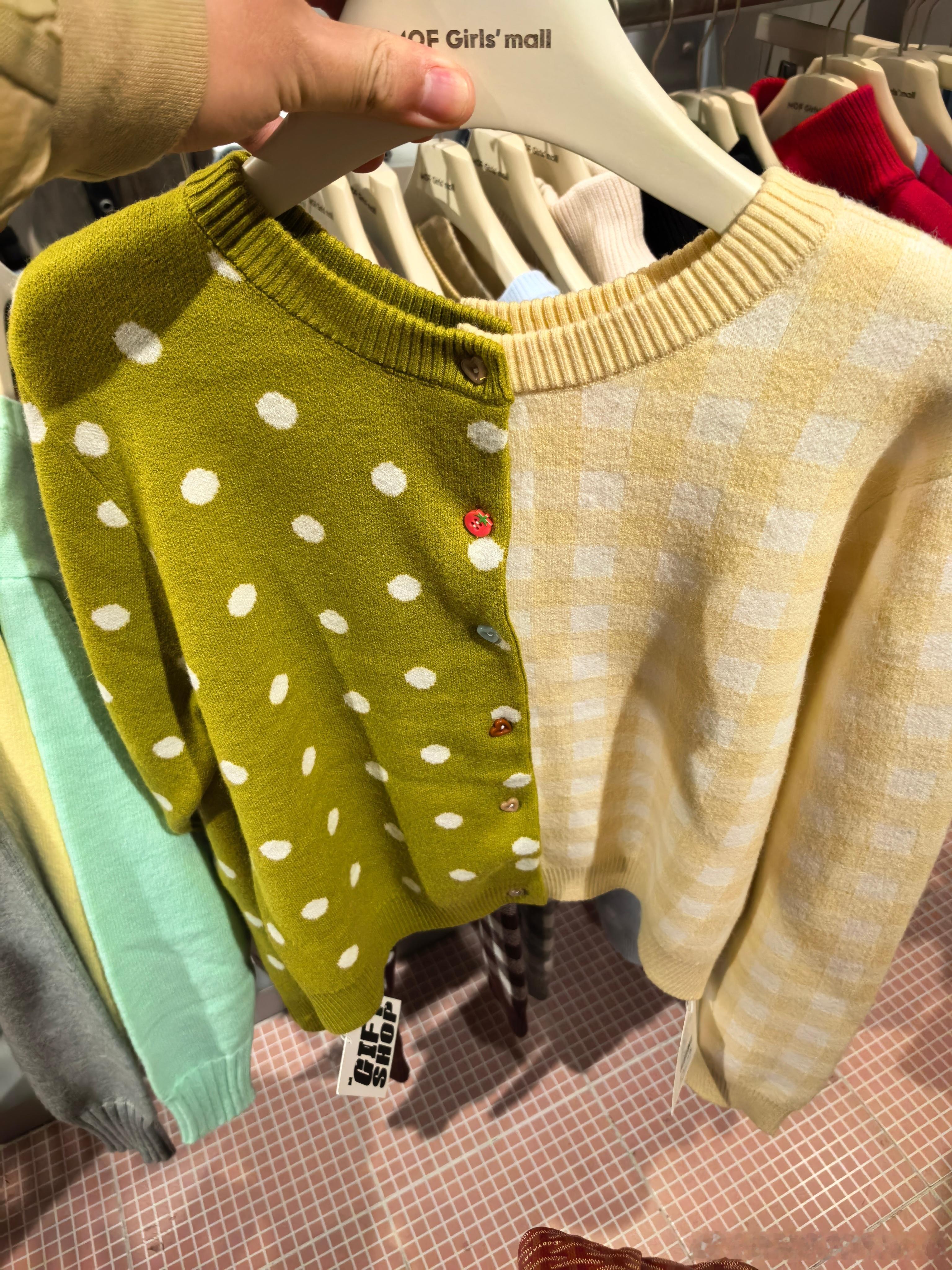 淮海路还是超前，衣服已经可以一半一半卖了，买三个半拉，你就能获得两件衣服上海·