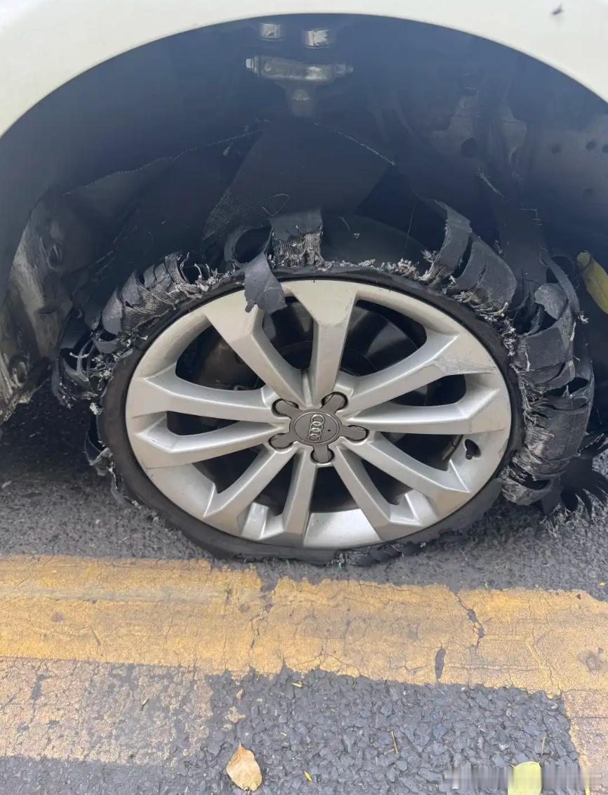 人生处处是意外，早高峰爆胎！