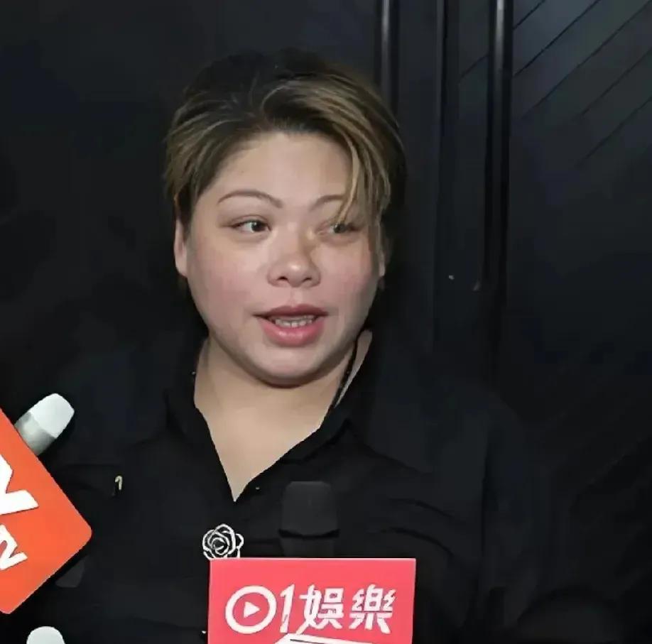 终于看到梁小龙长女梁子文的庐山真面目。她和梁小龙简直是一个模子里刻出来的，体型