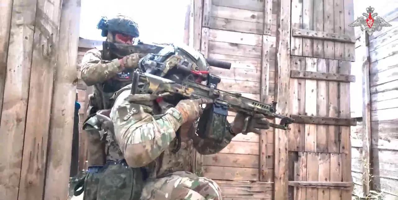 扎波罗热方向的俄军空降兵突击队员，已经开始使用最新的RPL-20轻机枪。