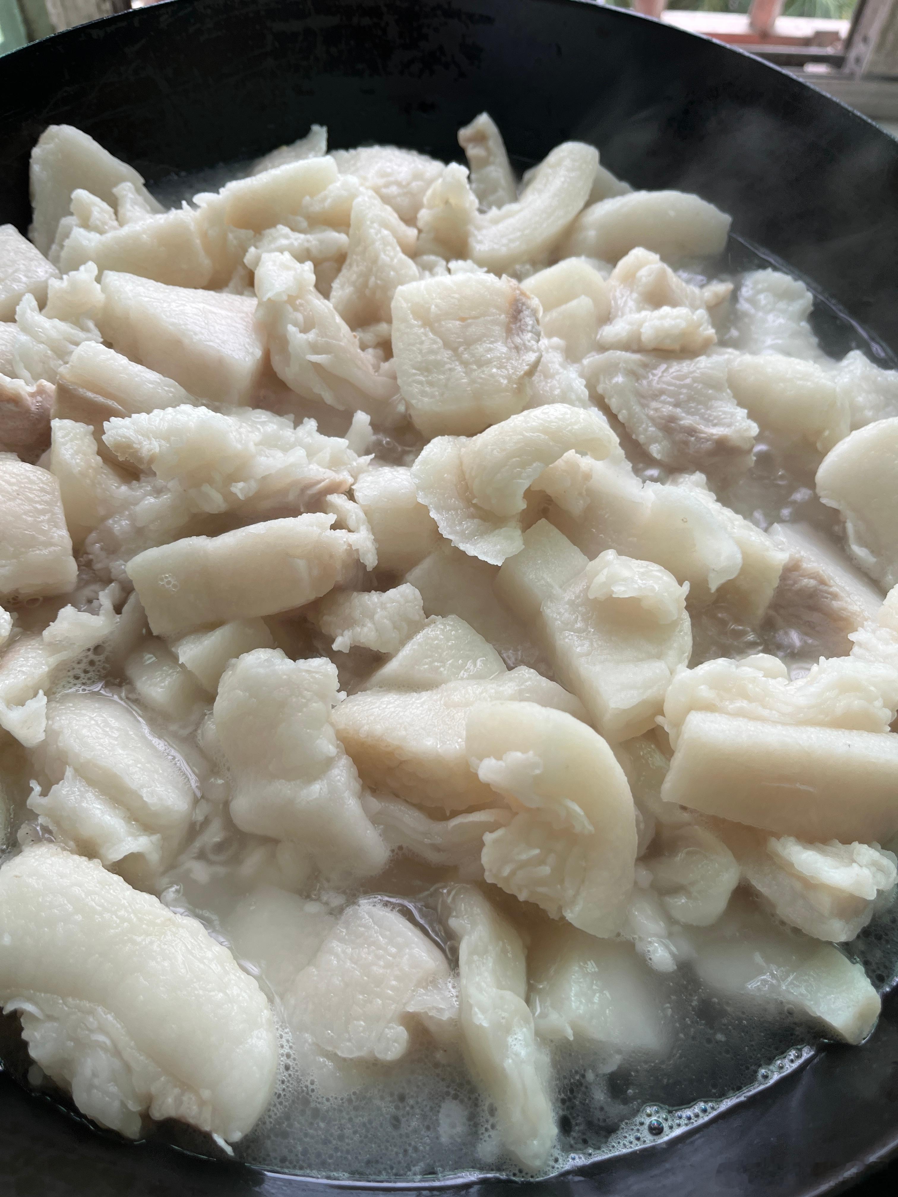 猪油炸好了，专门买了一个罐子，来装猪油，还装不完，剩下的放下碗里。吃了几块油渣，