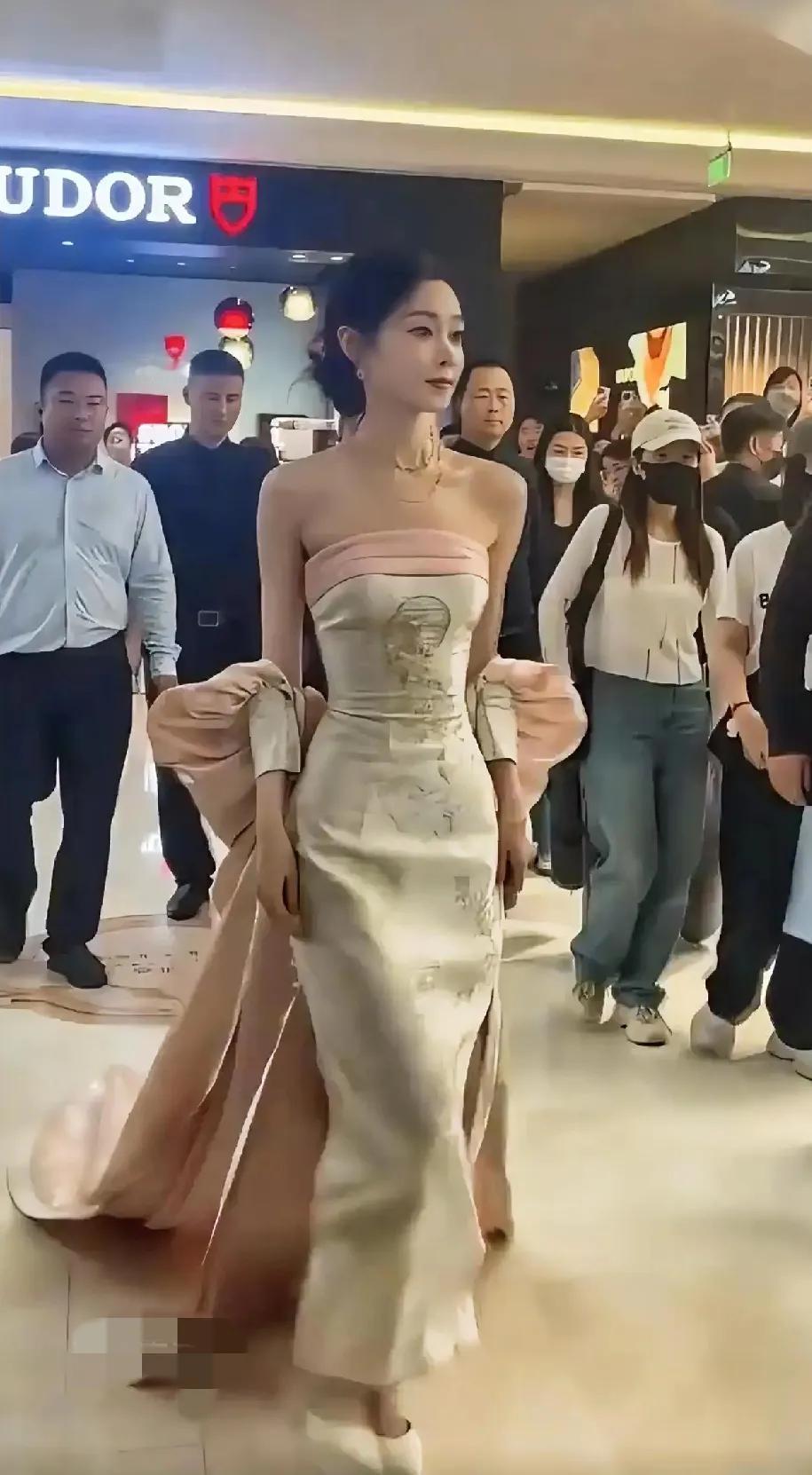原来“纤纤细腰，盈盈一握”真的存在！宋轶的腰已经不是A4腰了，这是一只手长