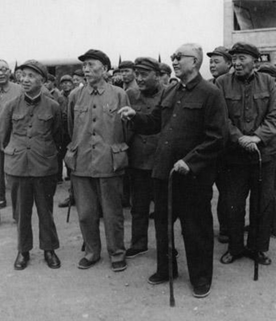 1977年，粟裕同徐向前、罗瑞卿、王震、谭政等视察某地。晚年的粟裕成为军委常委，
