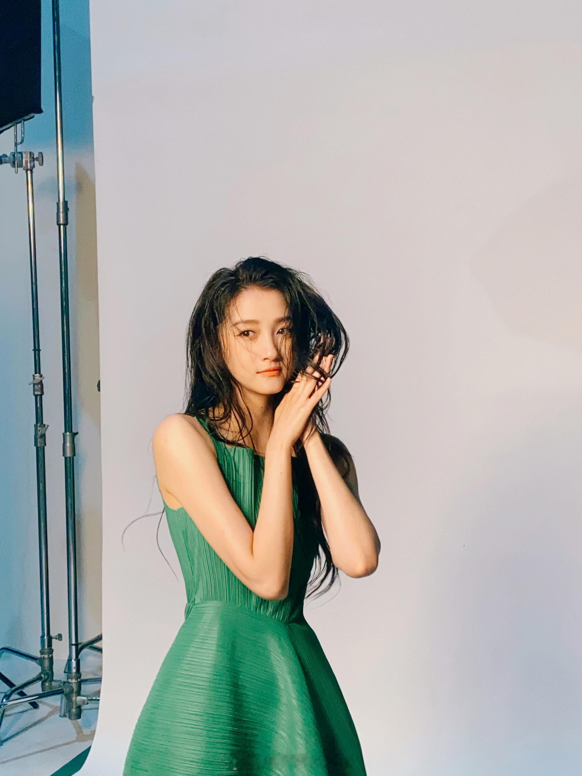 关晓彤绿裙湿发清爽沁人​​​