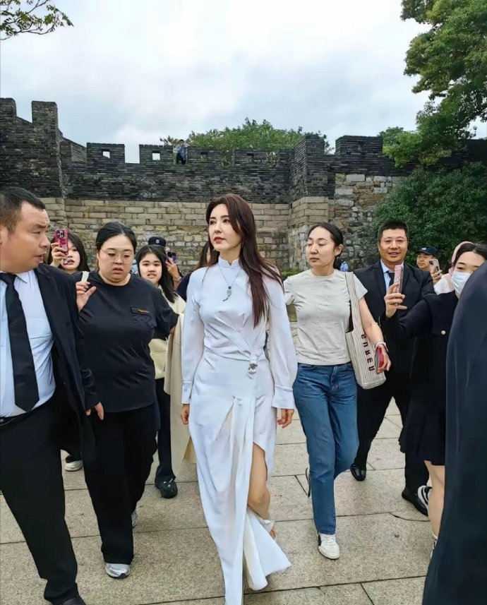 不愧是中戏第一美女，怎么样的男人才能配得上她​​​