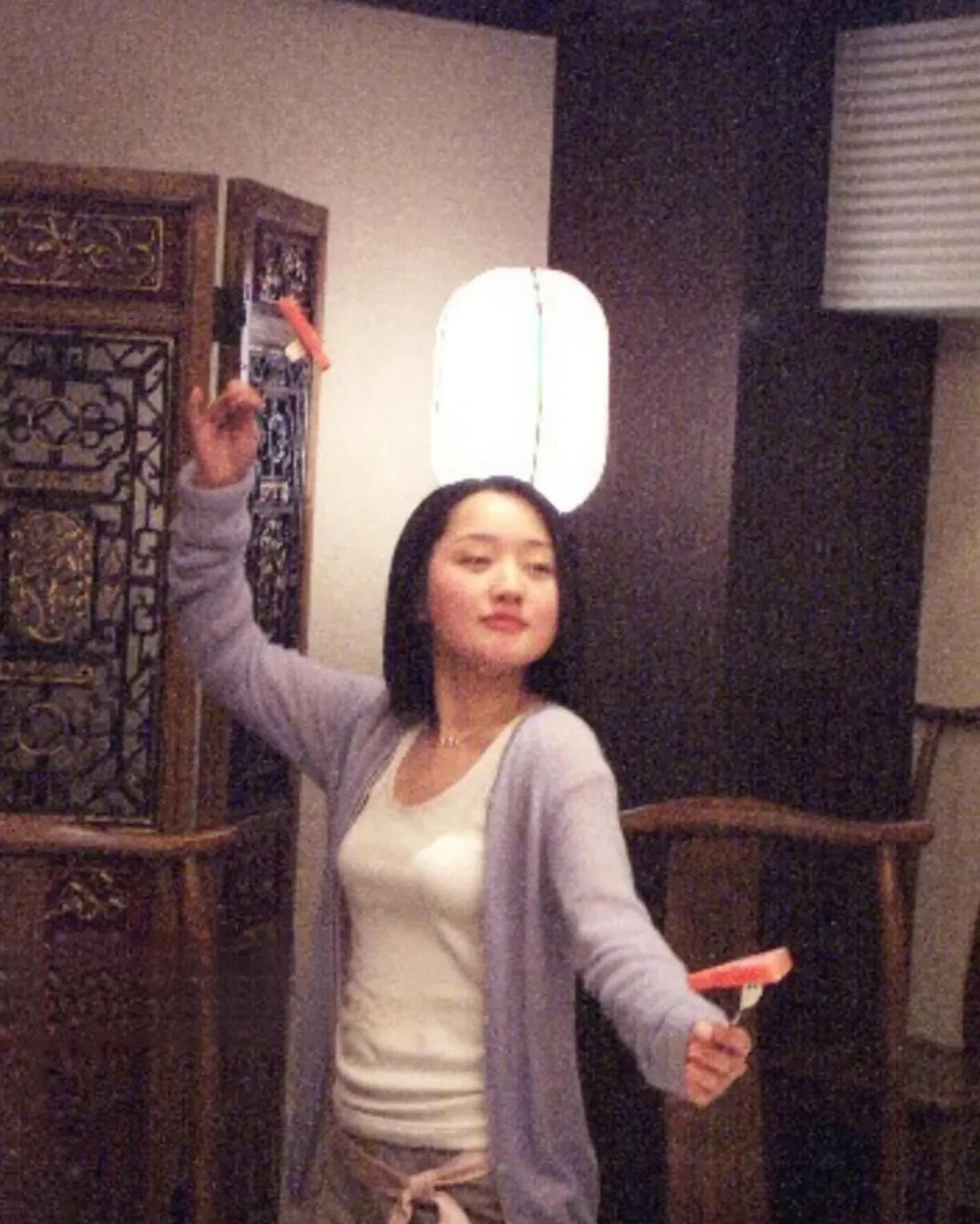 没想到年轻时候的杨钰莹也有这么可爱的一面，那个时候清纯，满脸都是胶原蛋白，看起来