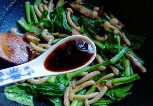 很多人其实不会炒菜，大厨给的小妙方：热锅凉油，先下盐。什么意思？锅烧到冒烟，