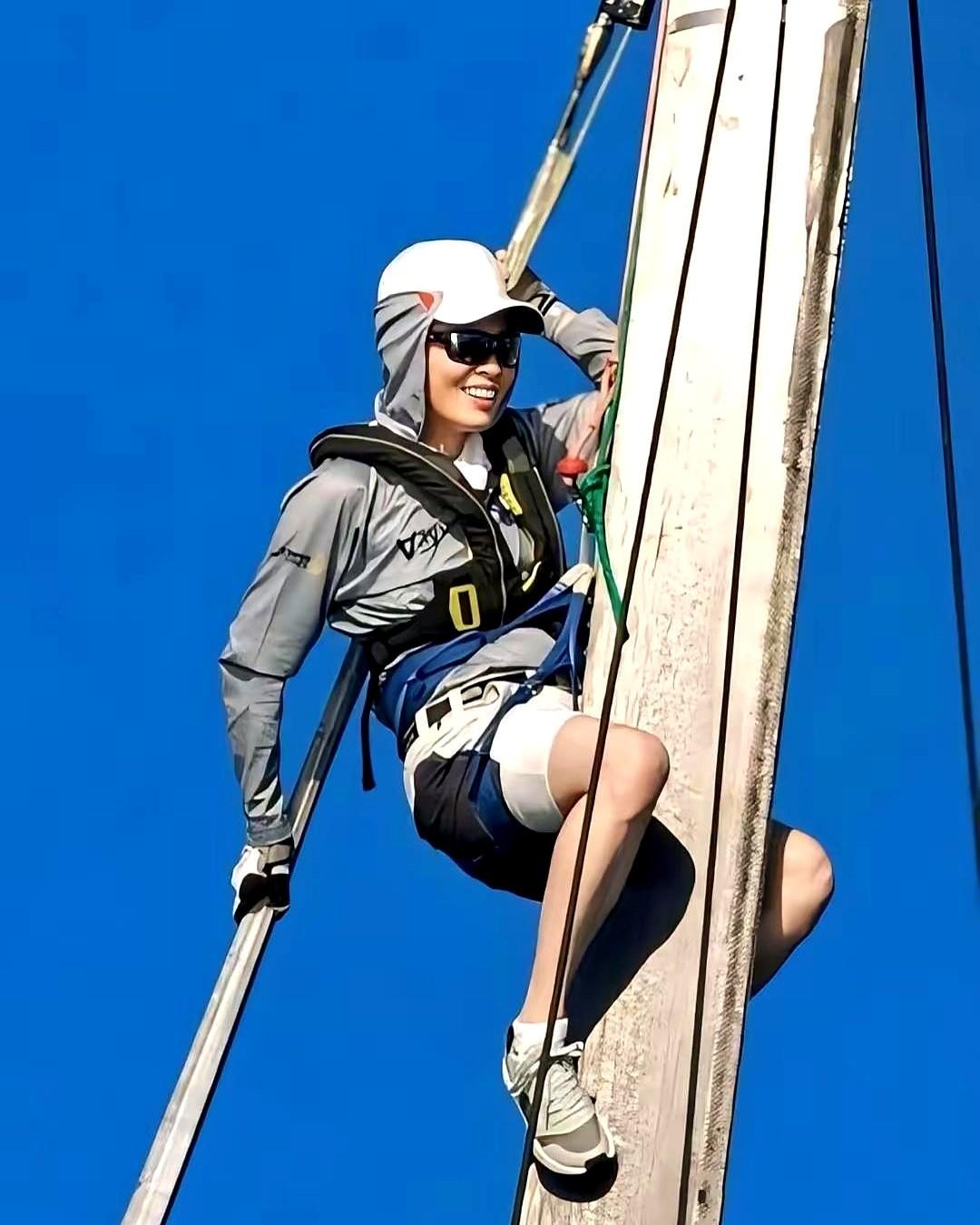 泰国为了旅游业，王后都亲自上阵了。甩开膀子跑马拉松，累得妆都花了。阵仗搞得很