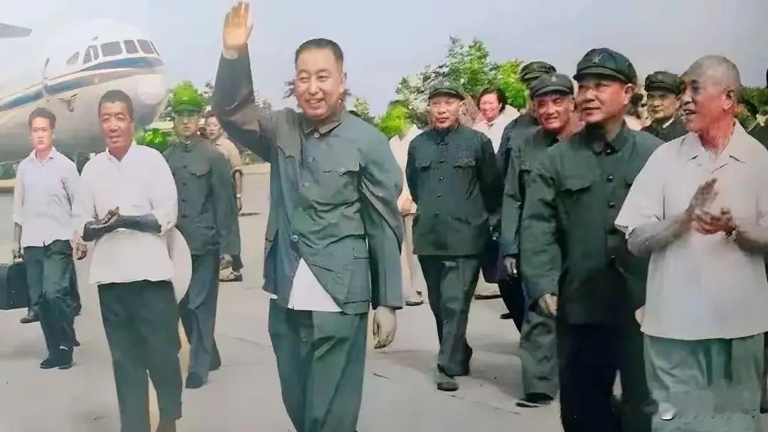 这张珍贵老照片拍摄于1976年8月4日的唐山机场，在唐山大地震发生12天后，华老