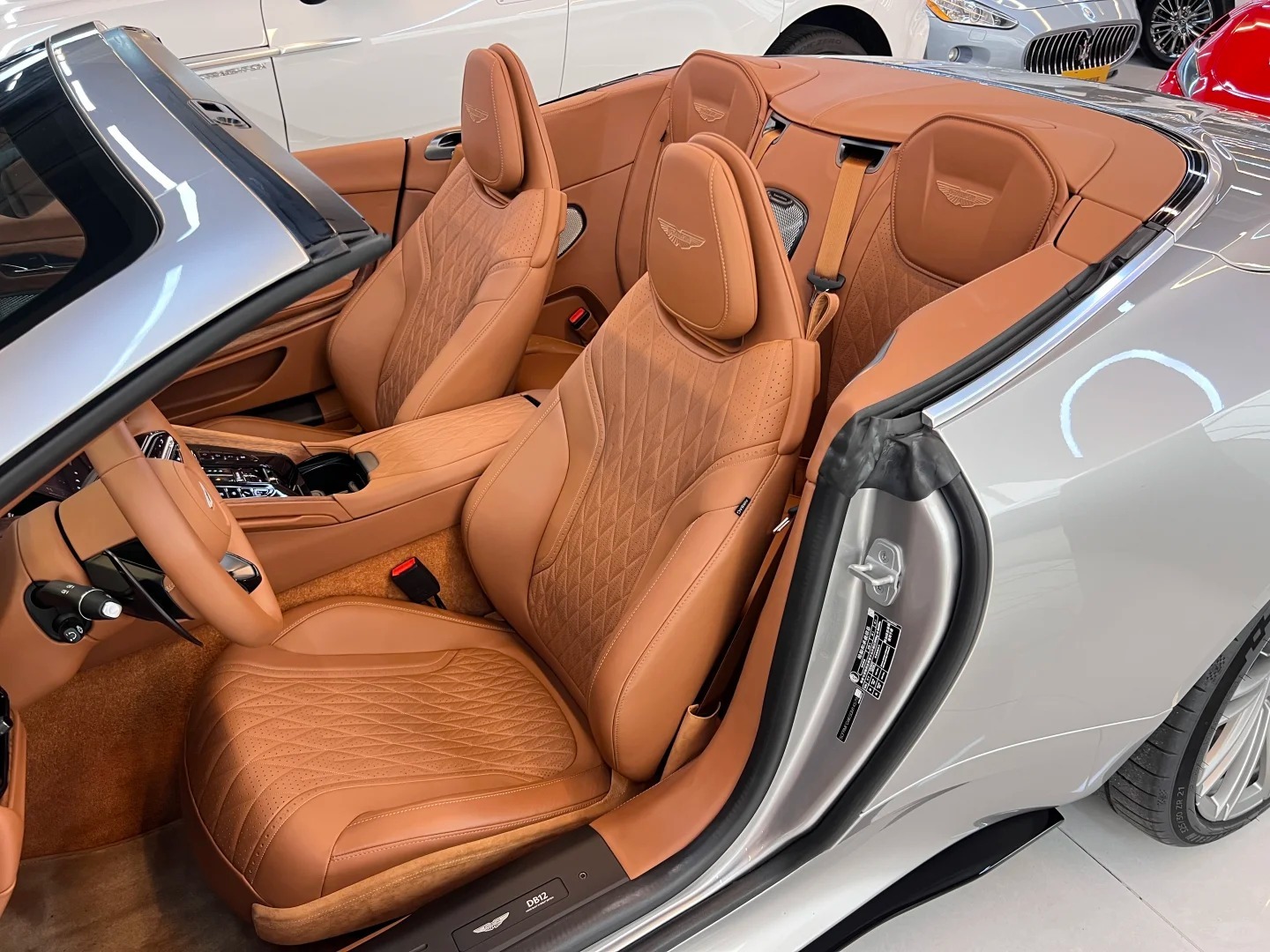好车分享ASTONMARTINDB12，这配色太上流太显档次了。