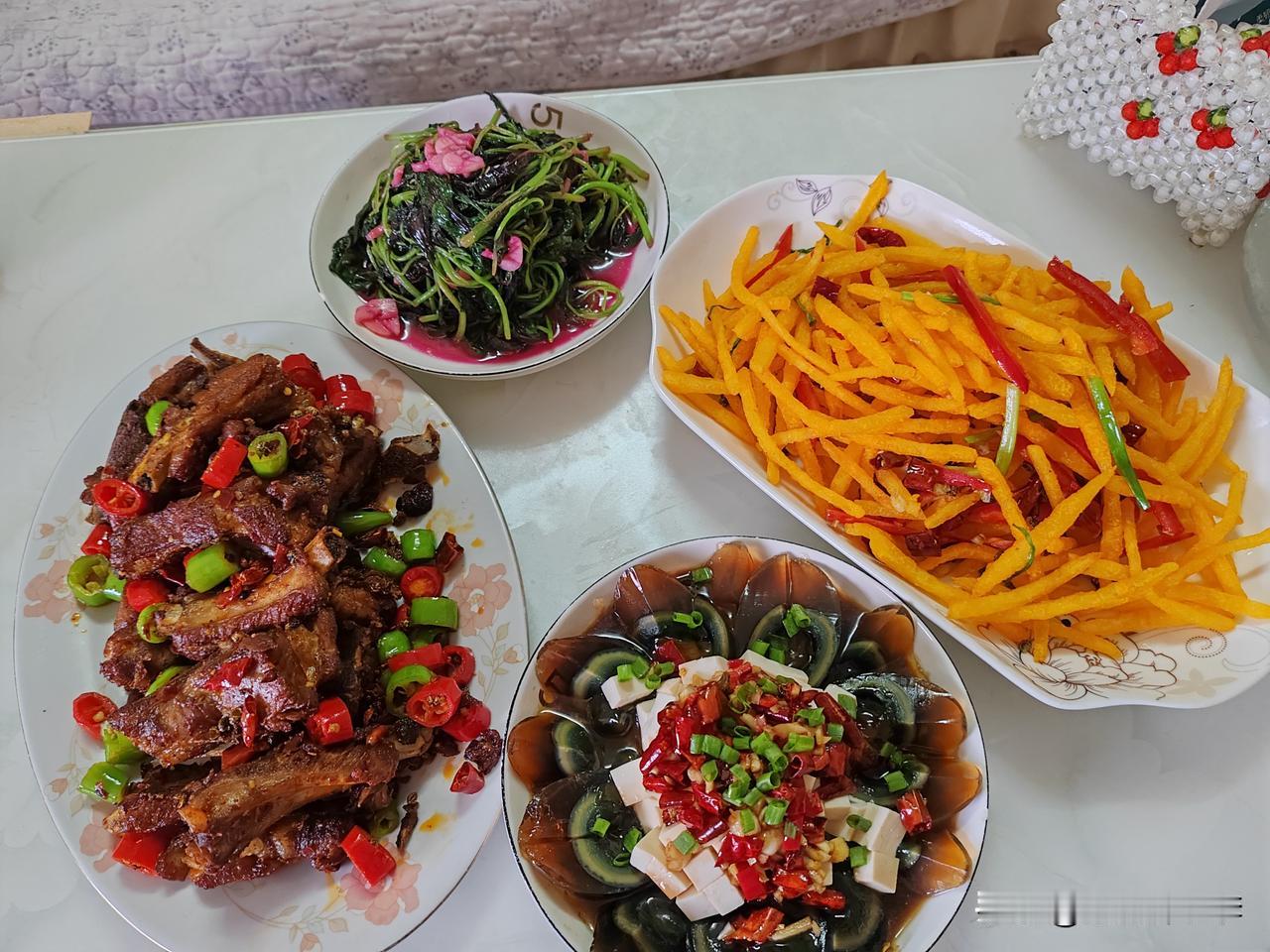 今天休息儿子说想吃凉拌皮蛋，我家每天只有一餐是正餐，里面有一个荤菜，这一餐一般控