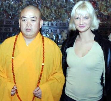 2007年10月25日，俄罗斯体操女王霍尔金娜随俄罗斯代表团，专程来到嵩山少林寺