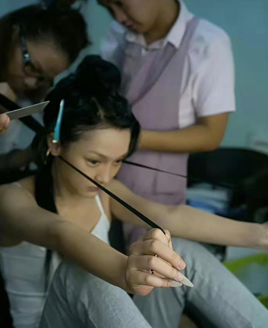 当初周迅演《如懿传》开拍时灵动，播出却脸肿？因拍摄长达九个月，前期戏份最后拍，演