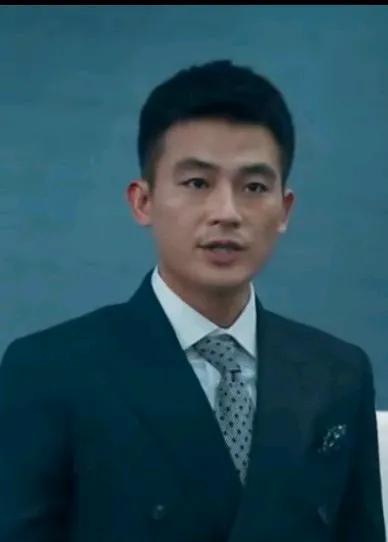 为什么明明长得一点也不好帅，却总吃他的颜，说真的一点也get不到他的颜，总感觉他