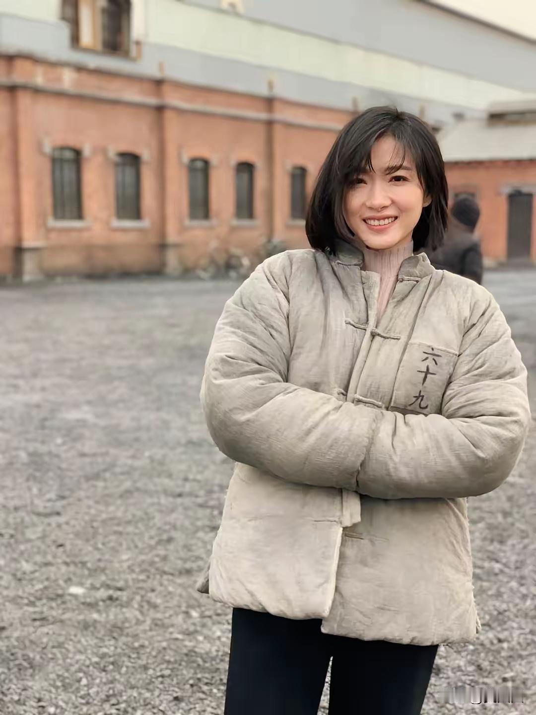 身穿旧棉袄，天冷怕冻着。当街拍玉照，难掩娇容好。