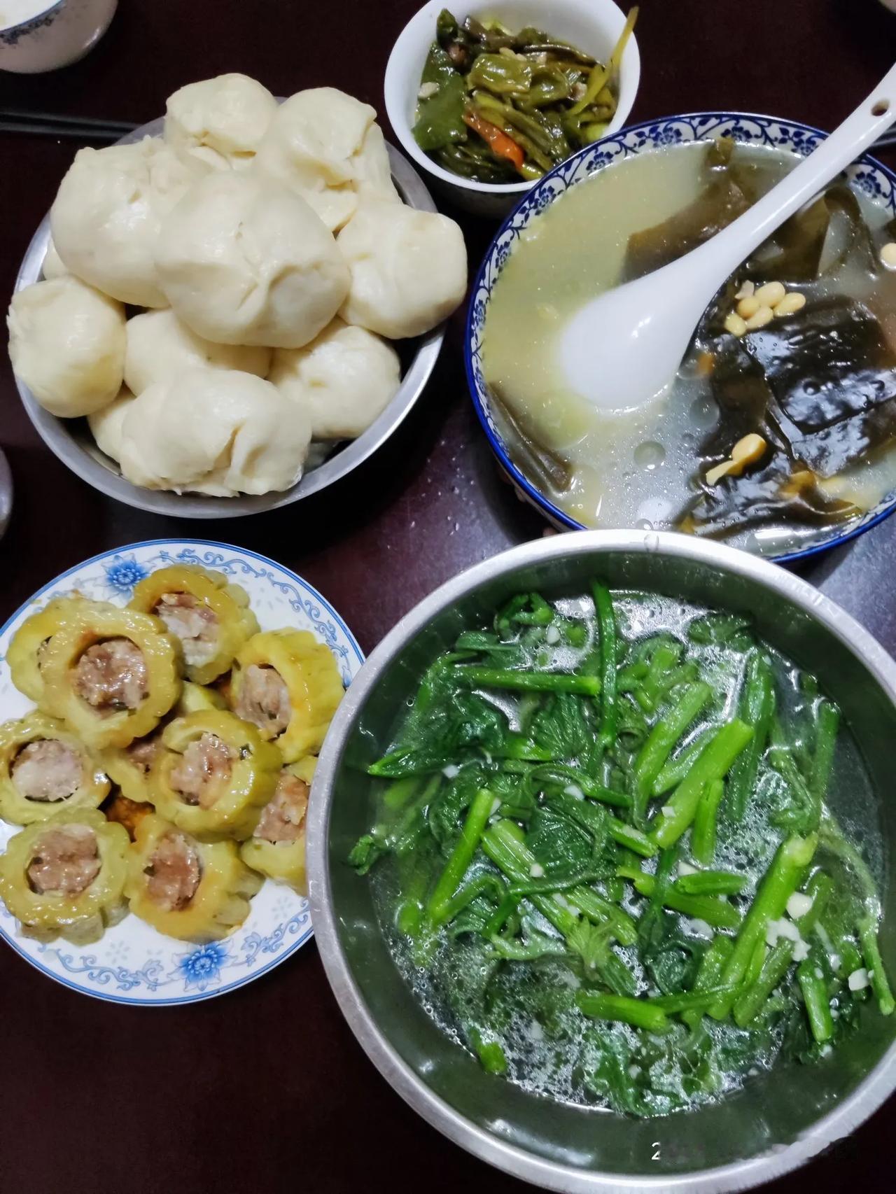 山珍海味没吃过什么，小菜清汤倒是会做一些[害羞]，今晚上自己做的肉馅包子，一盆上