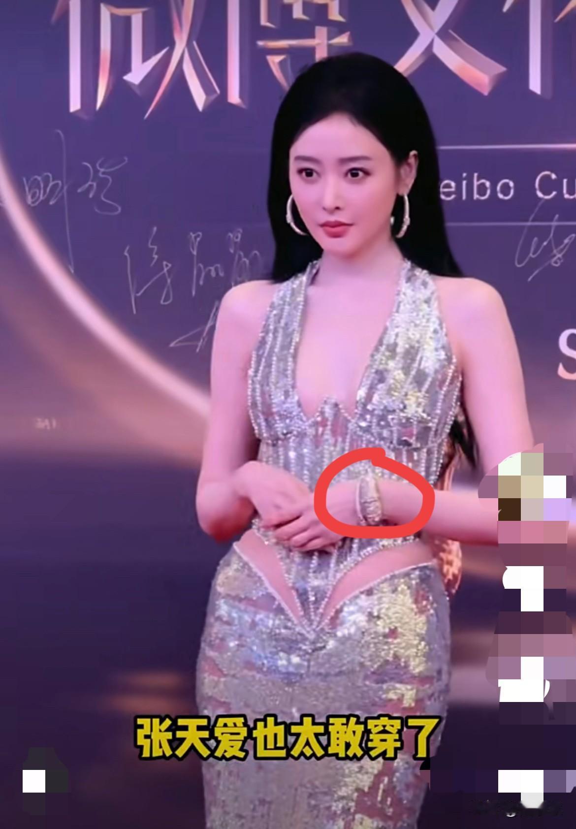 是柳腰更是夺命的刀？张天爱一袭露腰闪钻礼服，亮相新加坡红毯，竟实现双重突破！