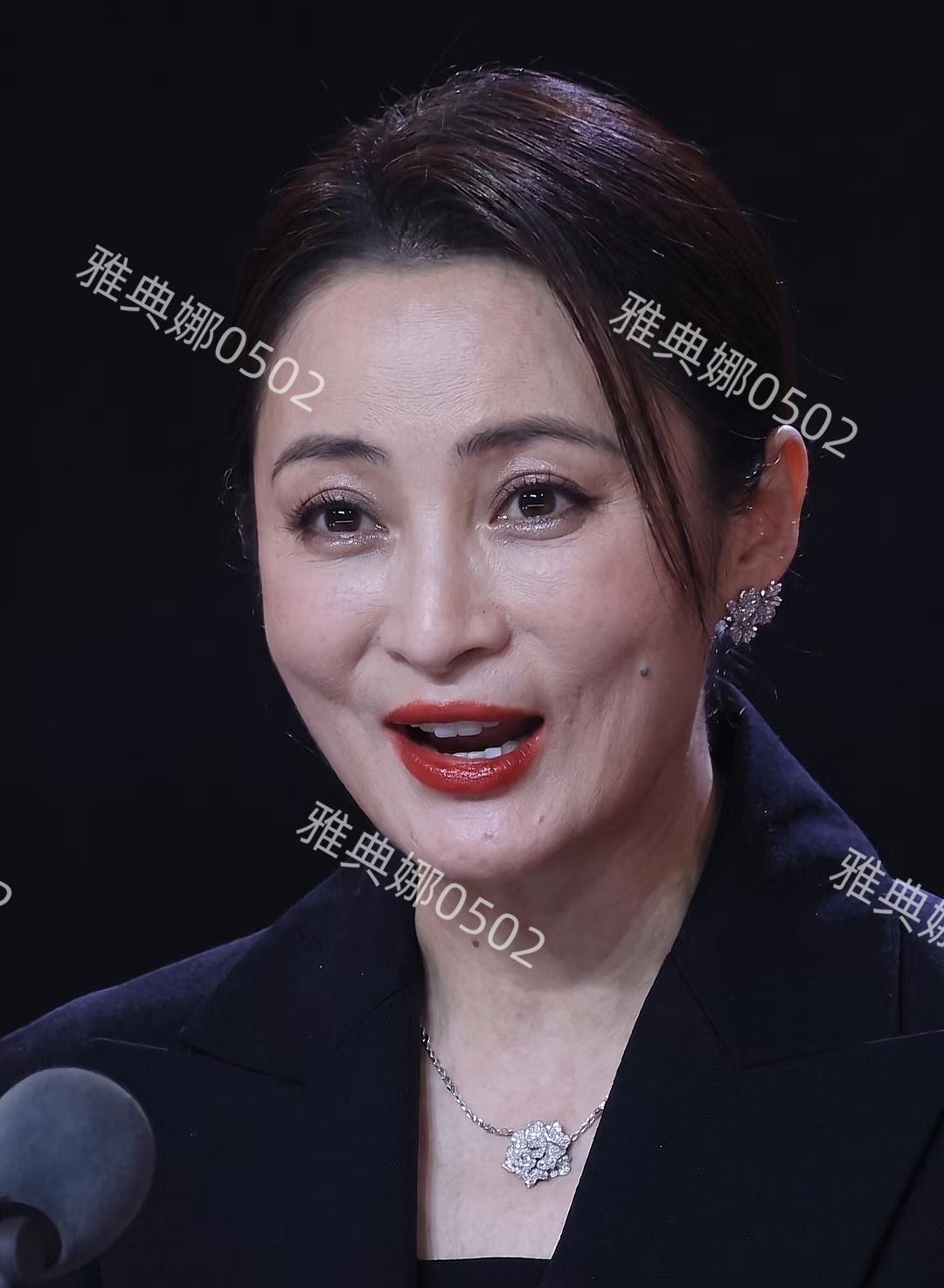 蒋勤勤在镜头前呈现出的冻龄和美貌，还是有赖于美颜和滤镜的加持，原相机镜头下的她眼
