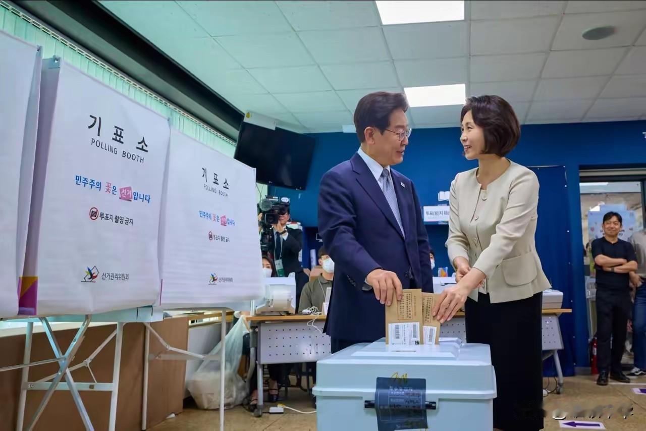 如此温馨的画面值得观看！这是韩国总统李在明和夫人金惠景在投票的过程，两人同时看着