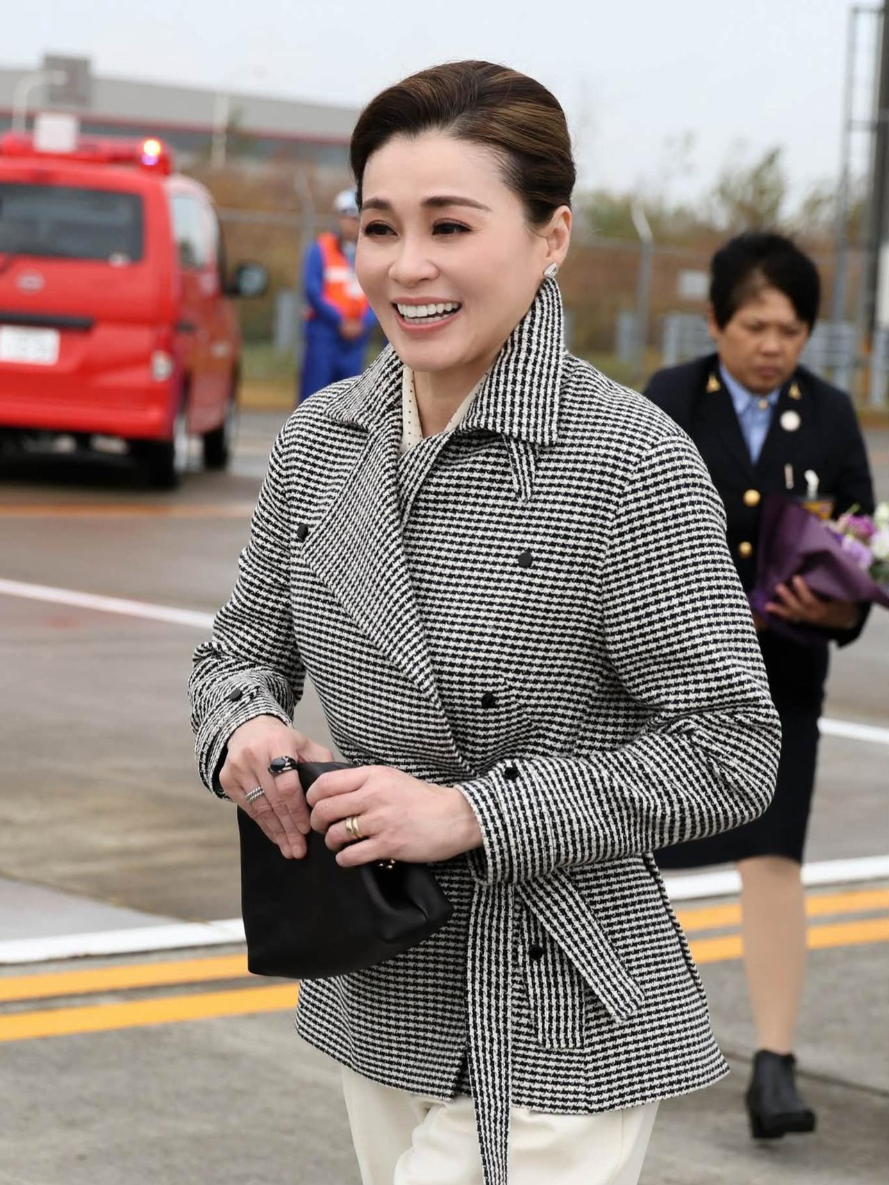 苏提达王后访问日本，灰色套装优雅大气泰国王后苏提达受国际冰球联合会主席邀请，飞