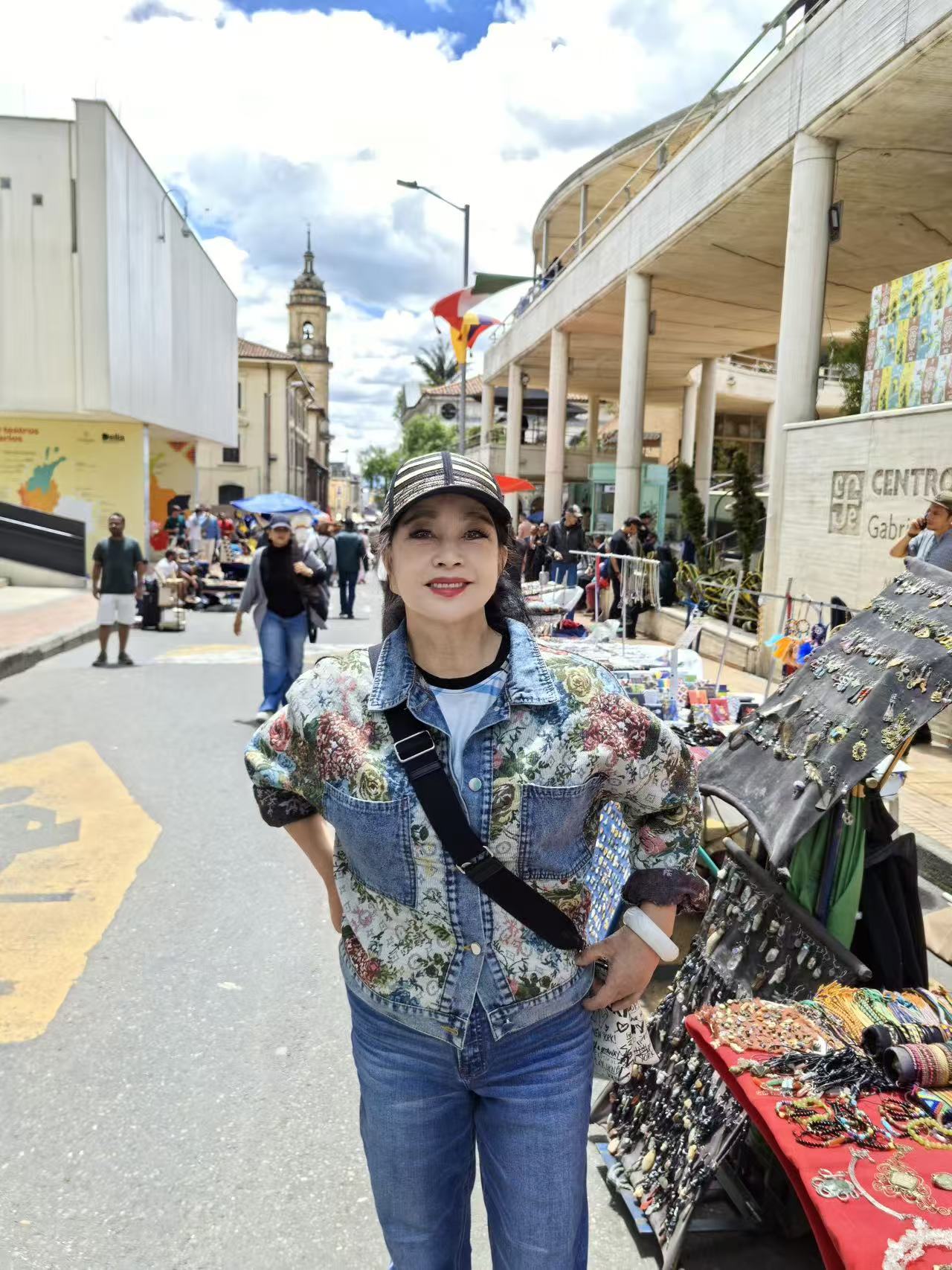 刘晓庆的老年穿搭真时髦！印花牛仔外套+牛仔裤+棒球帽，年轻不止30岁！