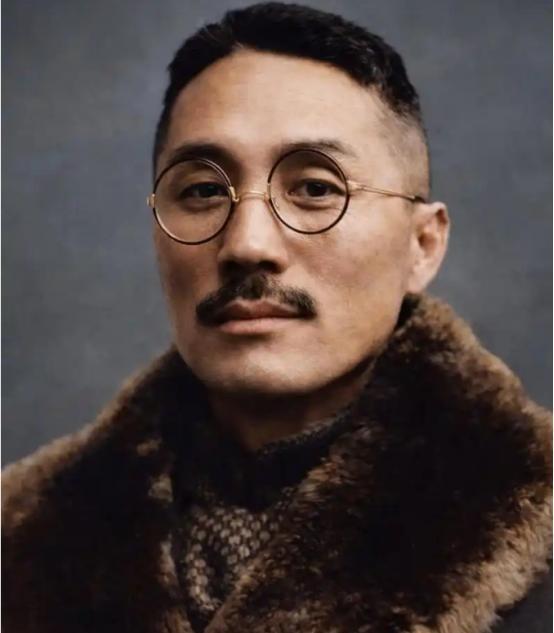 1934年，美女间谍把王亚樵勾引到了床上。岂料就在宽衣解带之时，她竟举起了手