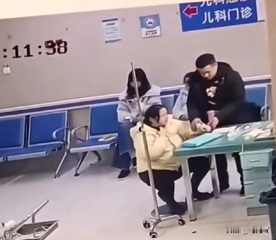 湖南益阳27岁女子输液死亡的事儿大家都看了吧！要说这个女人死的多可怜，不只是